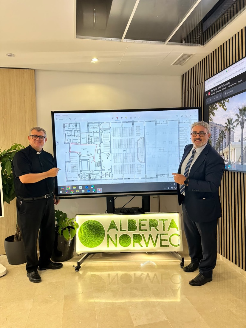 El P. Fernando Mañó y el arquitecto Santiago de Taranco junto a la pantalla con el plano del proyecto, en el estudio Alberta Norweg